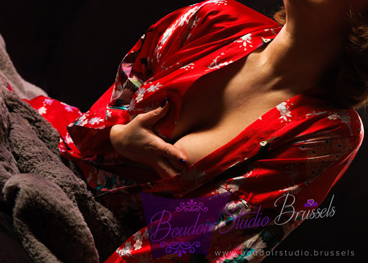 Photos dénudées en studio avec un fond noir